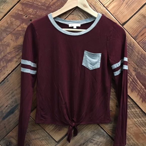 Tilly’s White Fawn Maroon long-sleeve - Picture 1 of 4